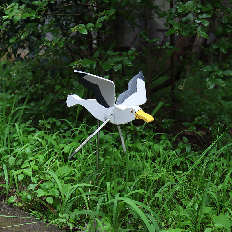 Windmühle mit Möwe als Gartendekoration