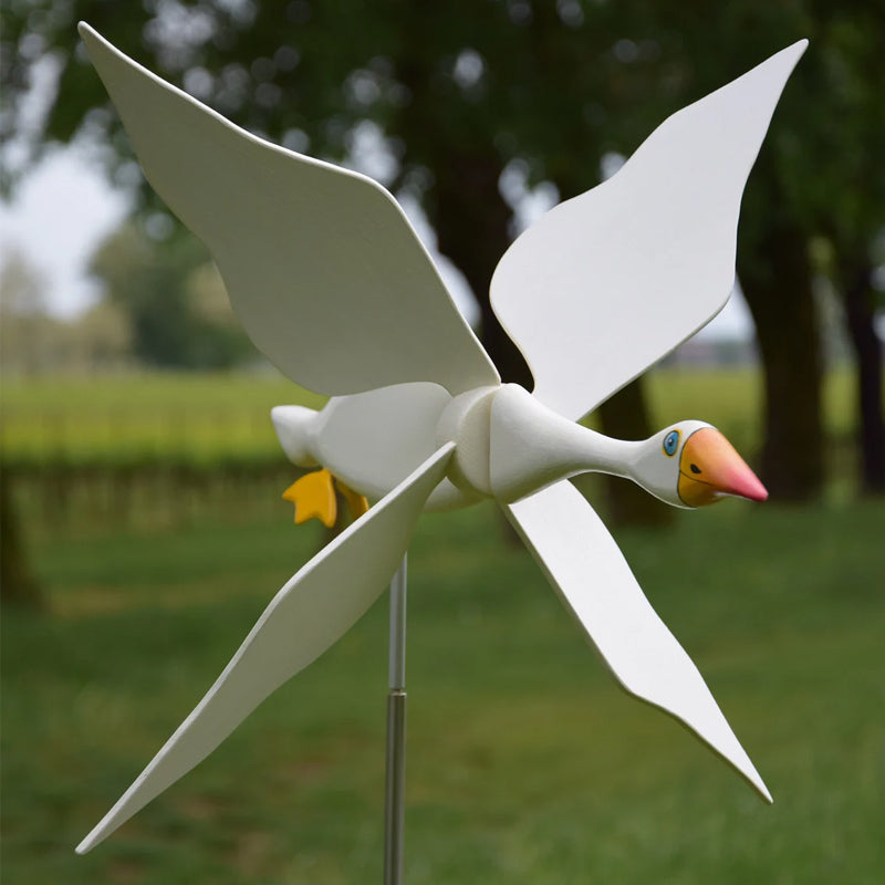 Windmühle mit Möwe als Gartendekoration